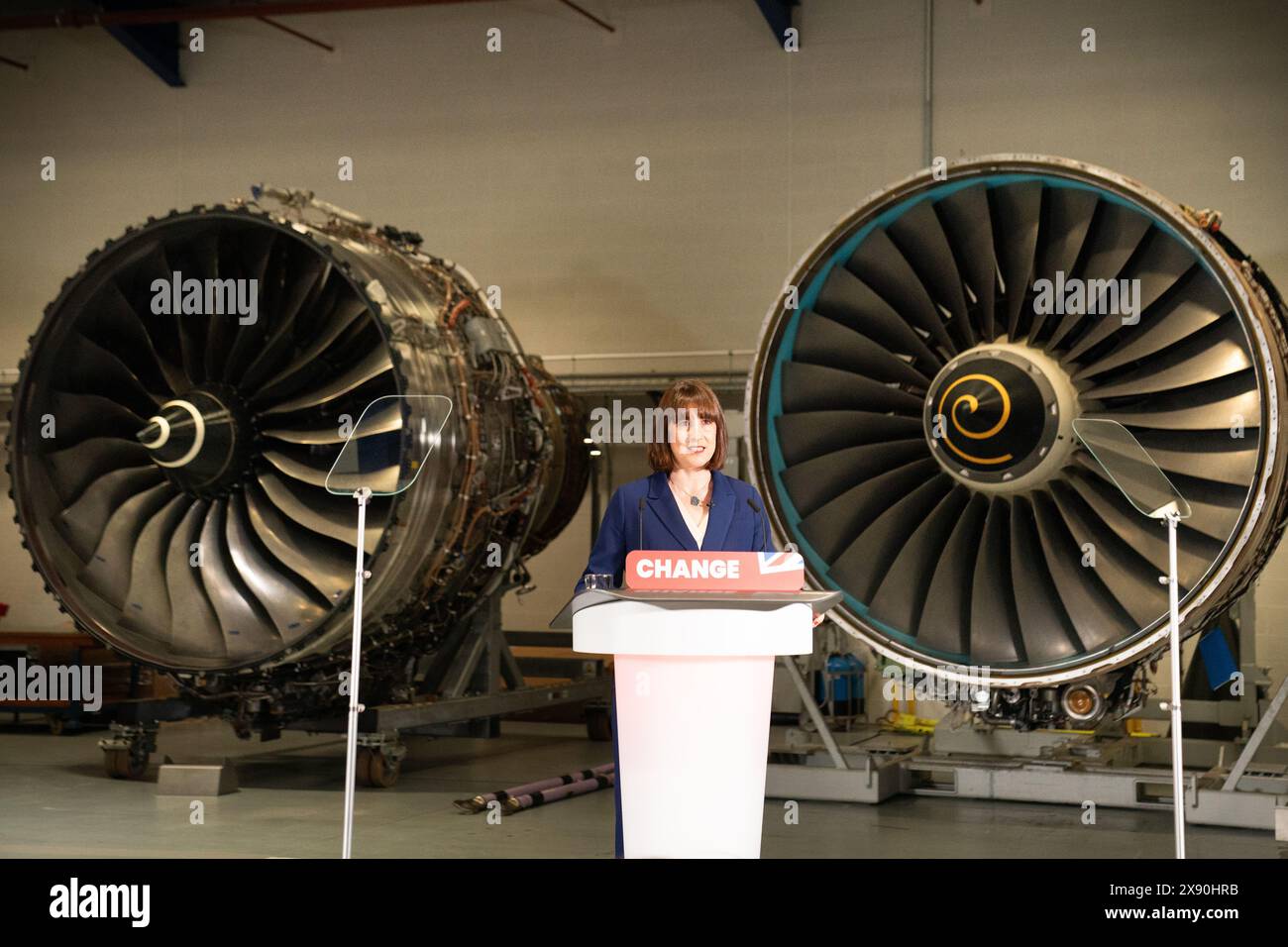 Schattenkanzlerin Rachel Reeves spricht während eines Besuchs in Rolls Royce's Bildungseinrichtung in Derby vor einem Publikum, während sie sich auf dem Wahlkampfpfad der allgemeinen Wahl befindet. Bilddatum: Dienstag, 28. Mai 2024. Stockfoto