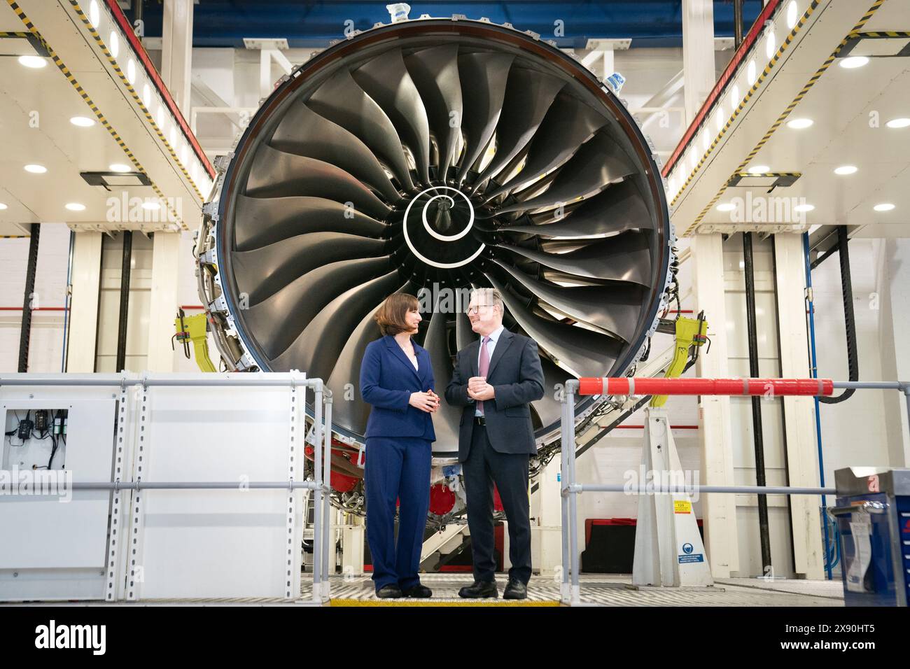 Labour-Chef Sir Keir Starmer und Schattenkanzlerin Rachel Reeves während eines Besuchs in Rolls Royce's Bildungseinrichtung in Derby, während sie sich auf dem Wahlkampfpfad für die allgemeinen Wahlen befinden. Bilddatum: Dienstag, 28. Mai 2024. Stockfoto