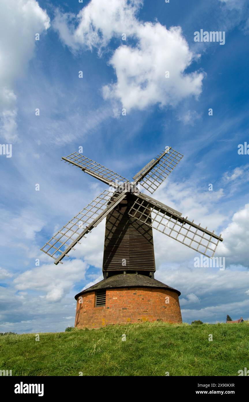 Blauer Himmel und weiße Wolken über der Brill Windmühle, Brill on the Hill, Buckinghamshire, England. Stockfoto