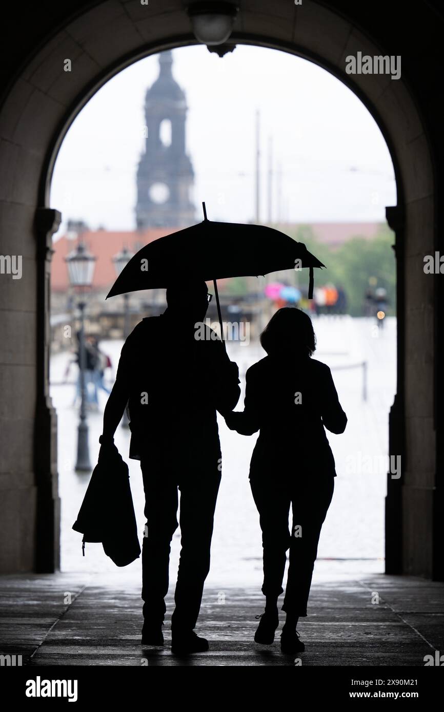 Dresden, Deutschland. Mai 2024. Die Passanten sind mit einem Regenschirm unter dem St. George's Gate umrahmt. Quelle: Sebastian Kahnert/dpa/Alamy Live News Stockfoto