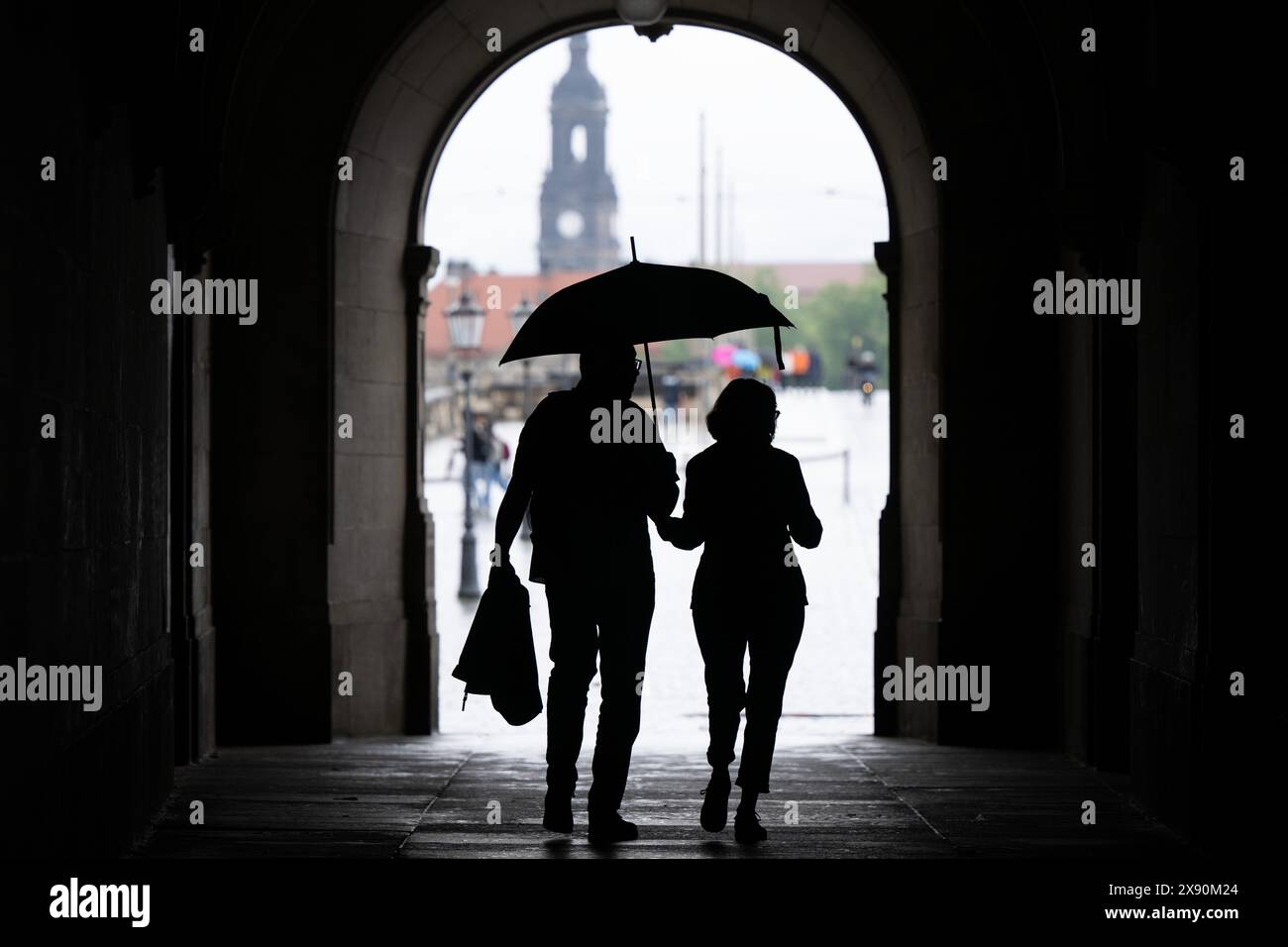Dresden, Deutschland. Mai 2024. Die Passanten sind mit einem Regenschirm unter dem St. George's Gate umrahmt. Quelle: Sebastian Kahnert/dpa/Alamy Live News Stockfoto