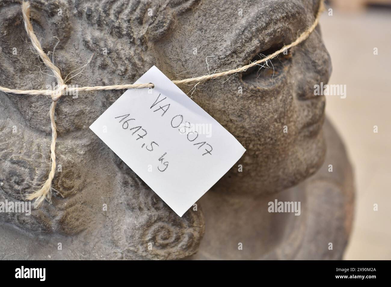 Berlin, Deutschland. Mai 2024. Objekte aus dem Pergamonmuseum stehen zur Entfernung bereit. Das Berliner Pergamonmuseum, eines der meistbesuchten Museen in Deutschland, ist für Jahre geschlossen. Während Touristen Alternativen für ihren Besuch auf der Museumsinsel finden müssen, die zum UNESCO-Weltkulturerbe gehört, machen tonnenschwere Kunstwerke Platz für die Baustelle im riesigen Pergamonmuseum. Quelle: Paul Zinken/dpa/Alamy Live News Stockfoto