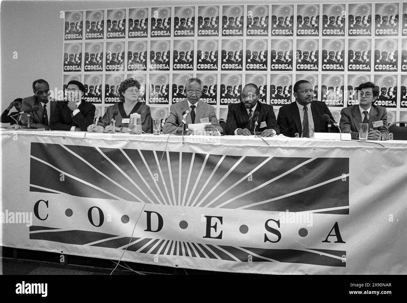 22. Dezember 1992 - CODESA, L-R - Joe Nhlanla, Allan Boesak, Gill Marcus, Nelson Mandela, Jacob Zuma, Terror Lekota, Valli Moosa. Die ersten Gespräche zwischen dem ANC und der Apartheid-Regierung über die freien demokratischen Entscheidungen des forst. Übereinkommen für ein demokratisches Südafrika (CODESA). Ein Verhandlungsforum namens CODESA wurde 1991 nach einem Abkommen, dem Nationalen Friedensabkommen, gegründet, das von der Regierung und 18 anderen politischen Organisationen unterzeichnet wurde. Foto von Eric Miller / african.Pictures Stockfoto