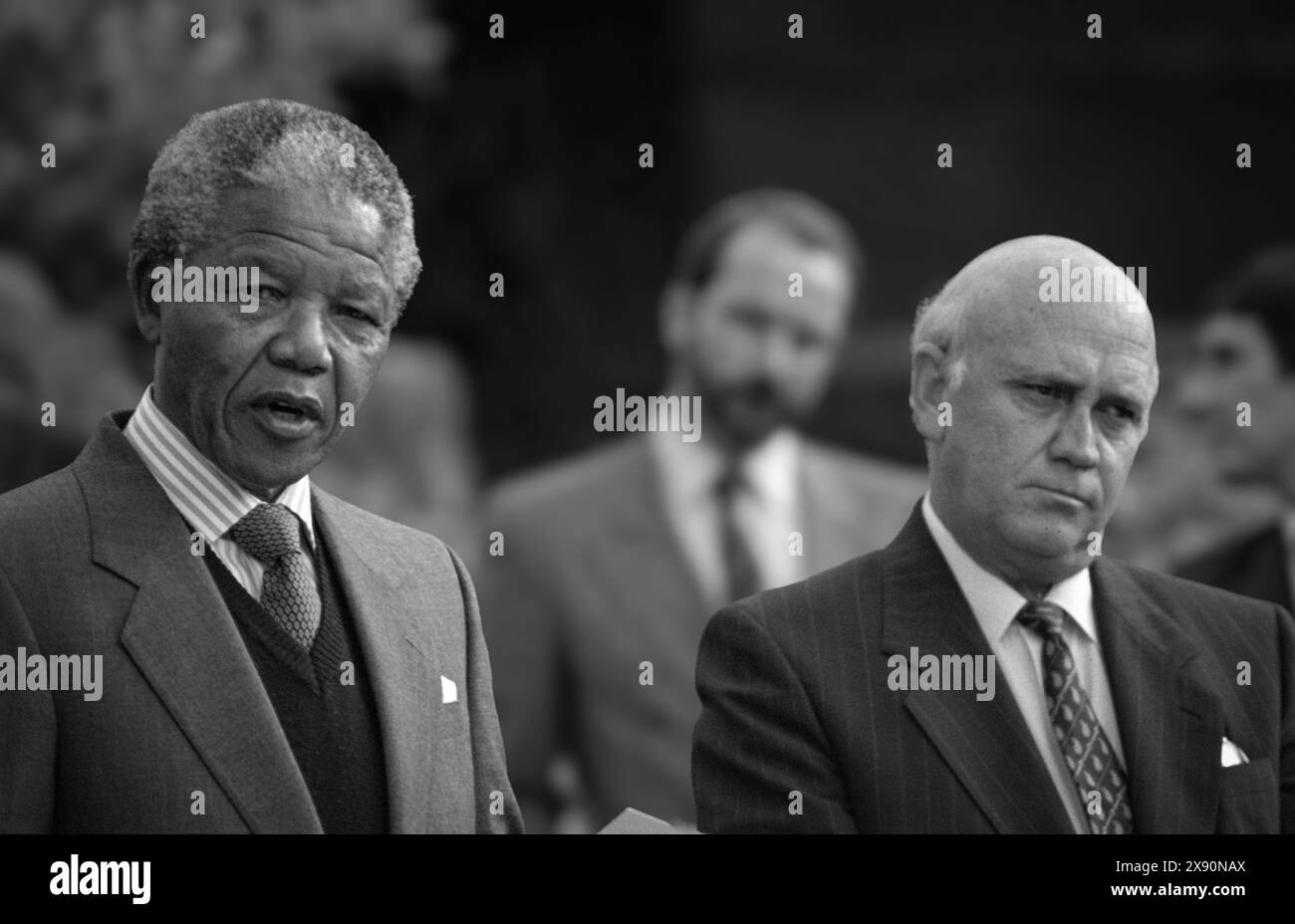 2. Mai 1990, Groote Schuur, Kapstadt - das erste Pressegespräch der Regierung und der Verhandlungsführer des ANC in "Talks about Talks". Mit diesem Dokument wurde unter anderem eine Arbeitsgruppe eingerichtet, die sich mit der Freilassung politischer Gefangener und der Gewährung von Immunität für politische Verbrechen befasst. Die südafrikanische Regierung stimmte zu, die Sicherheitsvorschriften zu überprüfen und auf die Aufhebung des Ausnahmezustands hinzuarbeiten. Groote Schuur ist die Residenz des Präsidenten in Kapstadt. Foto: Eric Miller / african.Pictures Stockfoto