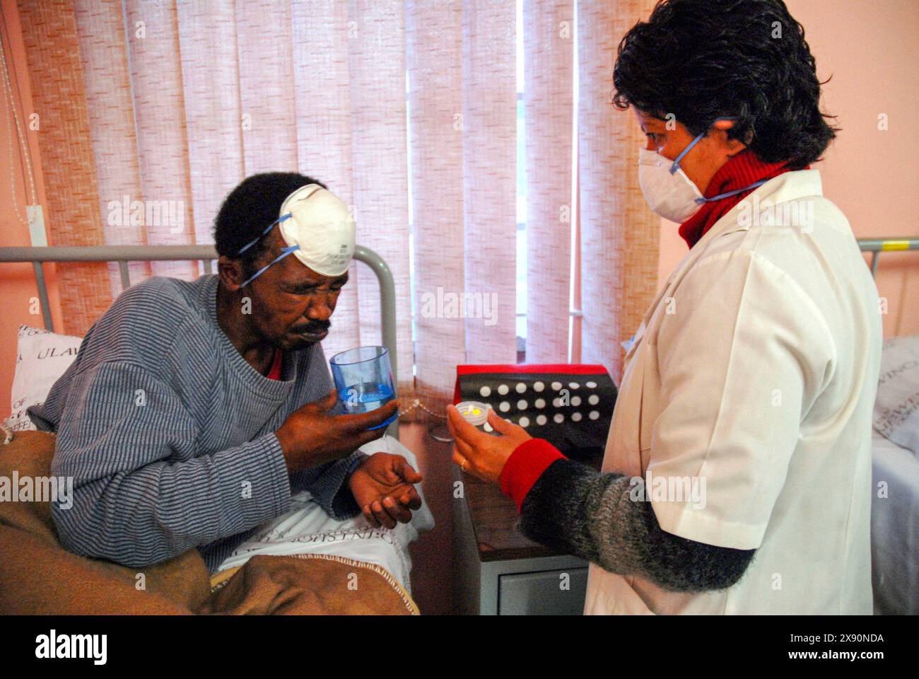 24. Juli 2007 - Südafrika Kapstadt; Brooklyn Chest Hospital TB Tuberkulose XDR Ärzte behandeln Patienten in einer speziellen Isolationsstation für arzneimittelresistente TB. Sie befinden sich in einem speziellen Programm, um neue Medikamente zu testen, die zur Behandlung der XDR-Version der Krankheit entwickelt wurden. Die Patienten werden in einer Station mit spezieller Beatmung, TV, Radio und hohem Verhältnis von Personal/Patient während des Programms Sputum ansteckende Masken Arzt Krankenschwester Pillen Medikamente Gesundheit Injektion stationär aufgenommen Foto: Eric Miller / african.Pictures Stockfoto
