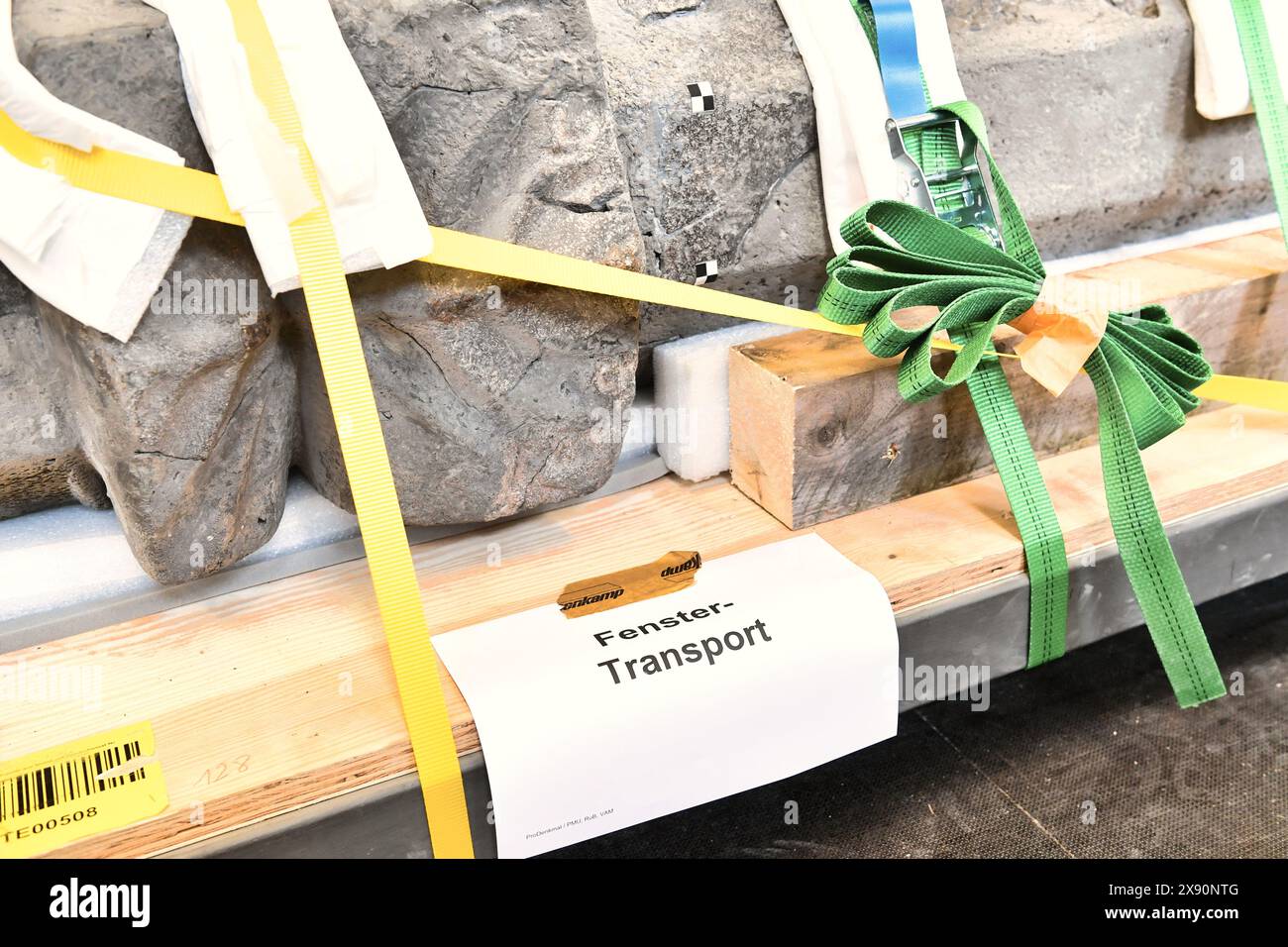 Berlin, Deutschland. Mai 2024. Objekte aus dem Pergamonmuseum stehen zur Entfernung bereit. Das Berliner Pergamonmuseum, eines der meistbesuchten Museen in Deutschland, ist für Jahre geschlossen. Während Touristen Alternativen für ihren Besuch auf der Museumsinsel finden müssen, die zum UNESCO-Weltkulturerbe gehört, machen tonnenschwere Kunstwerke Platz für die Baustelle im riesigen Pergamonmuseum. Quelle: Paul Zinken/dpa/Alamy Live News Stockfoto