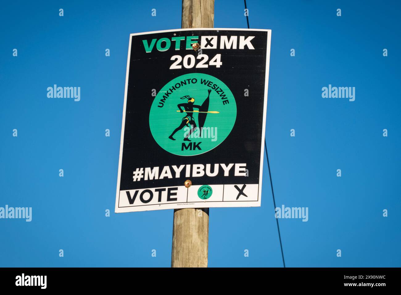 Khayelitscha. Wahlplakat für die „MK“ (Umkhonto weSizwe Party) bei den nationalen Wahlen im Mai 2024 in Südafrika. Der ehemalige 82-jährige Präsident Jacob Zuma hatte gehofft, als Anführer von Umkhonto weSizwe zu kandidieren, einer aufstrebenden Partei, die gegründet wurde, um den Afrikanischen Nationalkongress herauszufordern, der das Land seit dem Ende der Apartheid 1994 regiert. Zuma hat einen enormen Anklang bei den Wählern, die der Missregierung durch den ANC müde sind, obwohl er Präsident des ANC und Südafrika war, während er jahrelanger Korruption war. Stockfoto