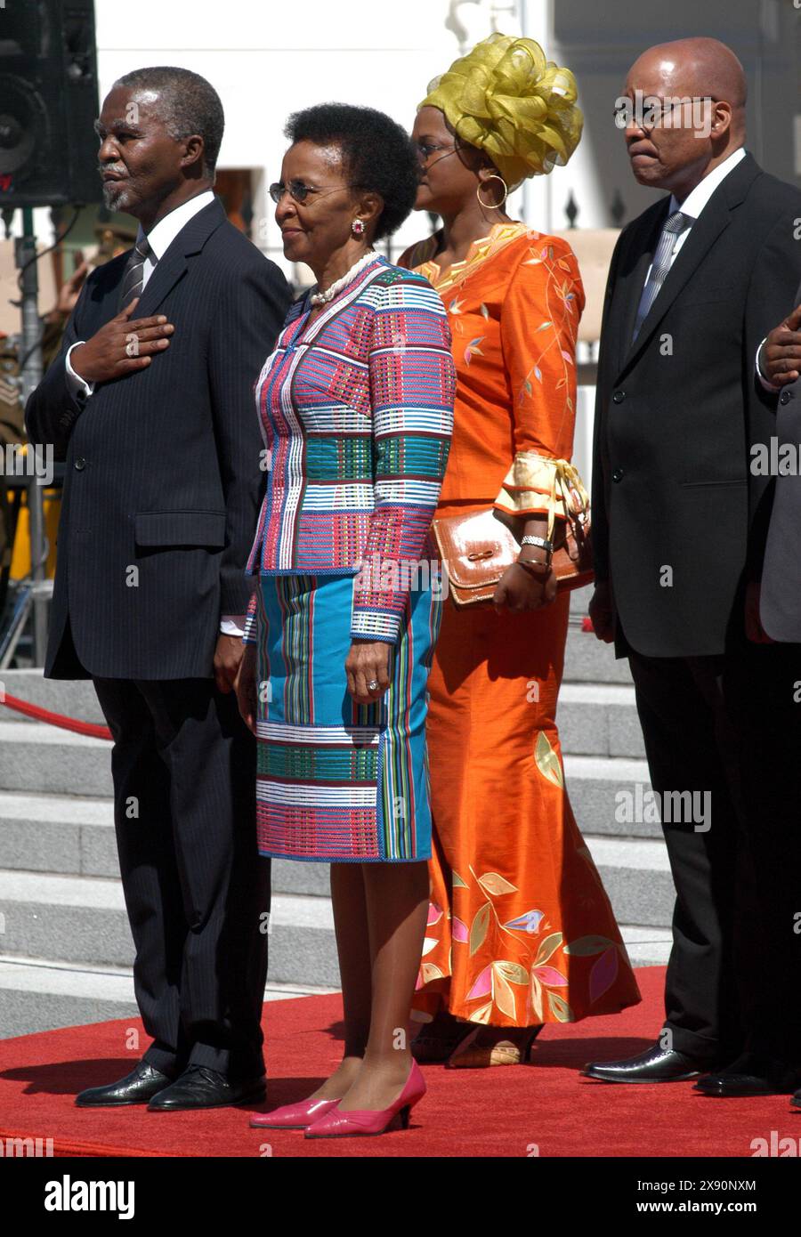 Südafrika, Parlament - Kapstadt. 11. Februar 2005 der südafrikanische Präsident Thabo Mbeki hält bei der Eröffnung des parlaments den Nationalsalut, bevor er seine Rede zur Lage der Nation bei der offiziellen Eröffnung der Sitzung 2005 in Kapstadt hält. Neben ihm befindet sich seine Frau Zanele und hinter ihm der stellvertretende Präsident Jacob Zuma und der Sprecher des Hauses Baleka Mbete (in Orange). Die heutige Eröffnung war dem Ende des ersten Jahrzehnts der Demokratie in Südafrika gewidmet. Foto: Eric Miller / african.Pictures Stockfoto