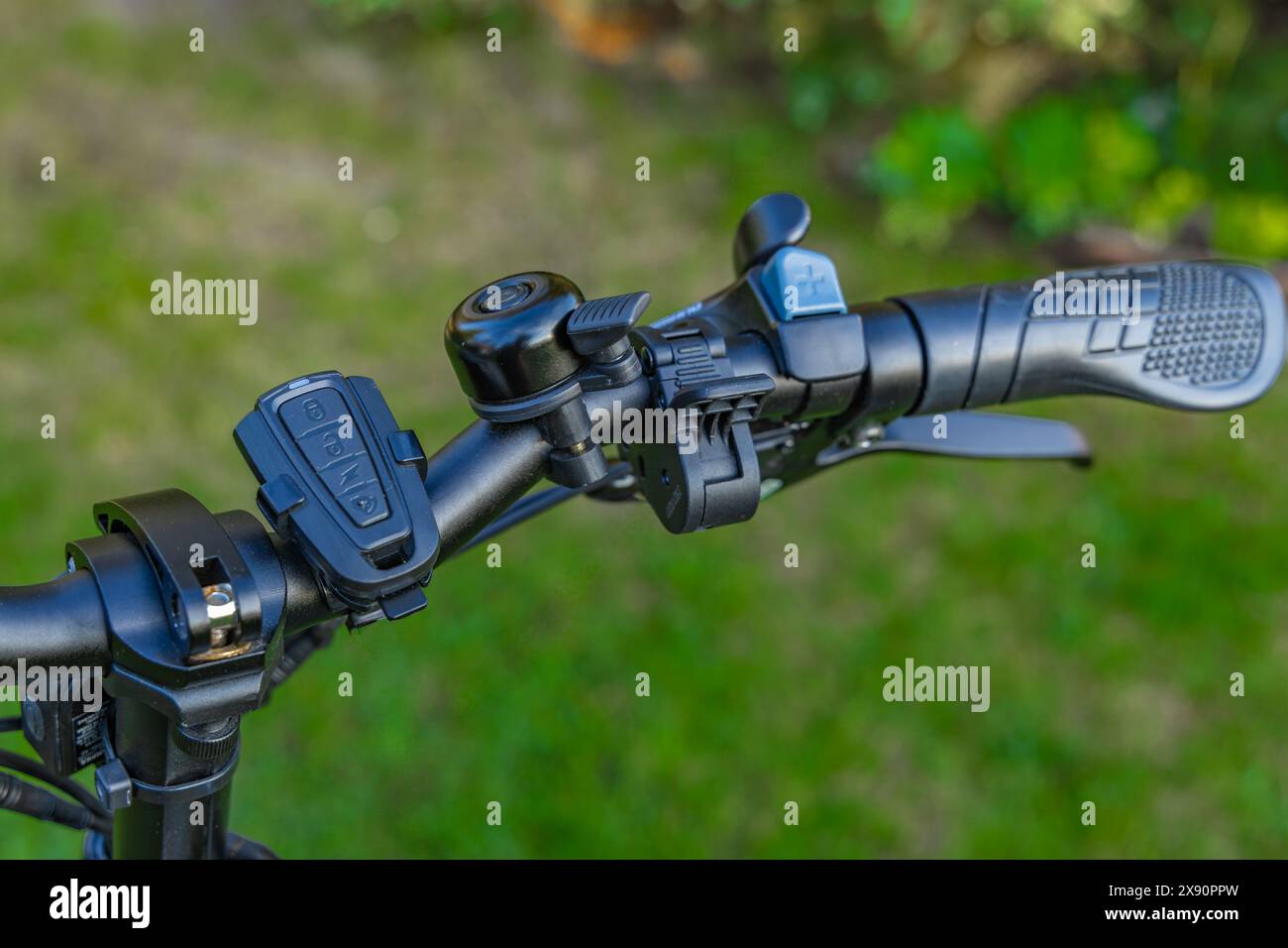 Diebstahlsicherung für ein Fahrrad, akustischer Alarm für ein Elektrofahrrad, versuchter Diebstahl eines Fahrrads Stockfoto
