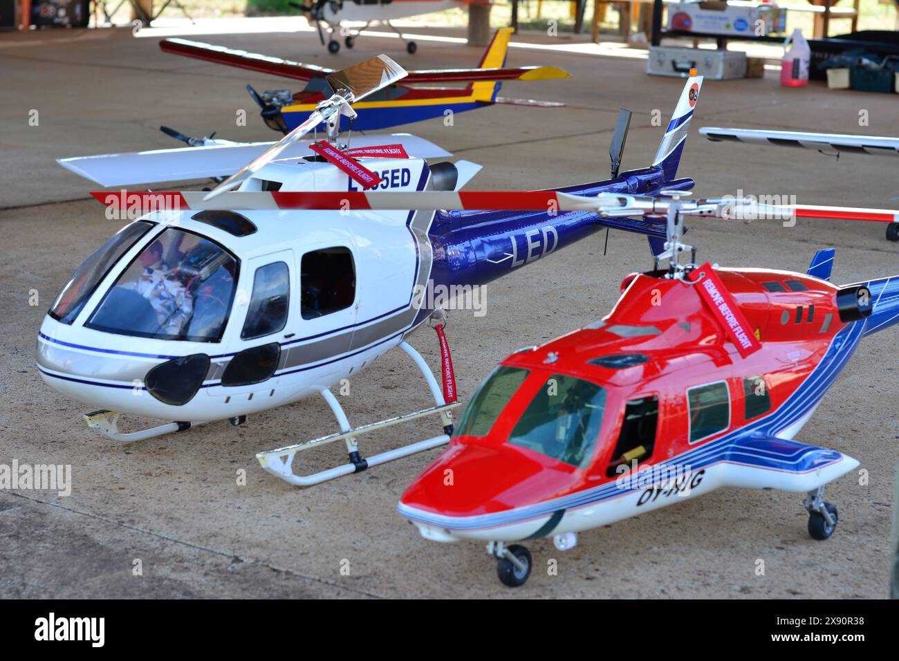 Großhubschraubermodelle auf einer Modellflugzeugausstellung. Stockfoto