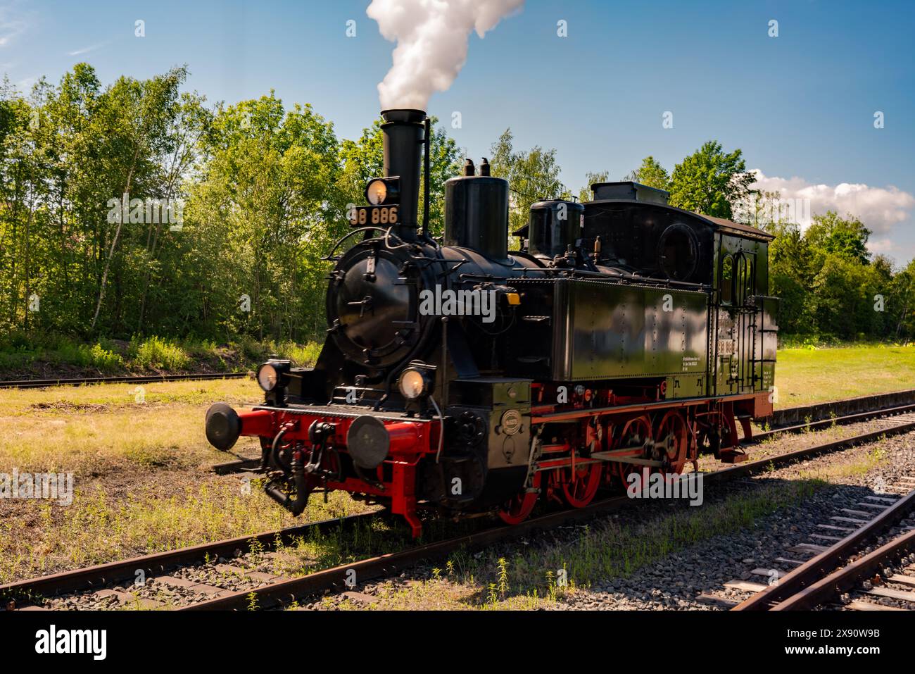 Alte Dampflokomotive, Dampflokomotive, Vintage-Zug, historische Lokomotive, schwarze Lokomotive, Dampfmaschine Stockfoto