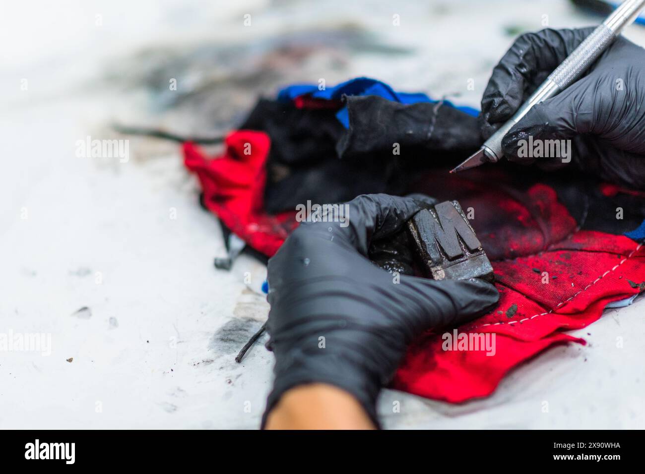 Ein kolumbianischer Student für Grafikdesign reinigt am 5. März 2024 in einer Druckwerkstatt in Cali, Kolumbien, einen beweglichen hölzernen Buchdrucktyp. Stockfoto