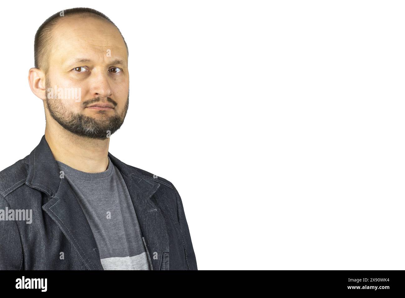 Dieses Bild zeigt einen 45-jährigen Kaukasier, der selbstbewusst vor einem weißen Hintergrund steht und ein Gefühl von ruhiger Professionalität ausstrahlt. Stockfoto