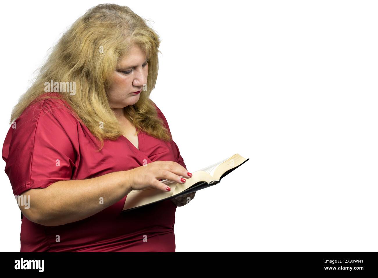 Dieses Bild fängt einen ruhigen Moment intellektueller Verfolgung ein. Es zeigt eine 50-jährige weiße weiße Frau mit blonden Haaren Stockfoto