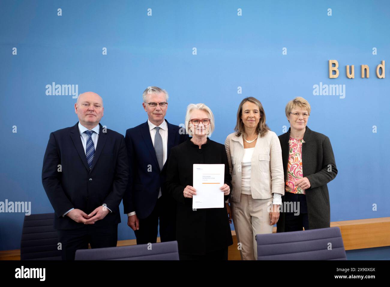 Jahresgutachten Wirtschaftsweise DEU, Deutschland, Deutschland, Berlin, 15.05.2024 Prof. Achim Truger , Wirtschaftswissenschaftler und Professor für Soziooekonomie, Prof. Martin Werding , Ruhr-Universitaet Bochum, Prof. Monika Schnitzer , Wirtschaftswissenschaftlerin Komparative Wirtschaftsforschung an der Ludwig-Maximilians-Universitaett München, Prof. Ulrike Malmendier , Wirtschaftsprofessorin für Wirtschaftswissenschaften an der University of California Berkeley, und Prof. Veronika Grimm , Mitglied Sachverstaendigenrat zur Begutachtung der gesamtwirtschaftlichen Entwicklung Wirtschaftsweise V Stockfoto