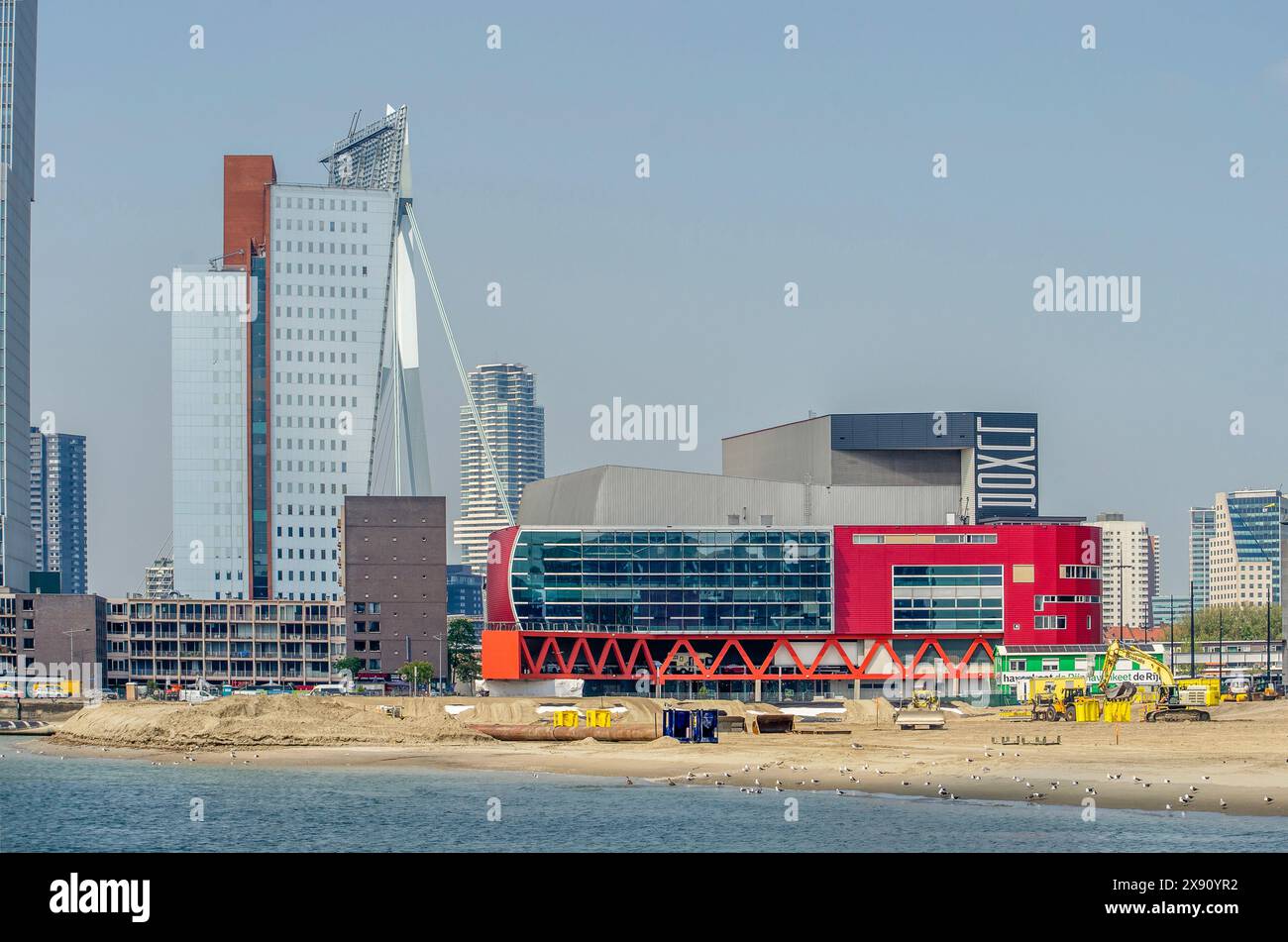 Rotterdam, Niederlande, 2. Mai 2024: Arbeiten am Reklamationsprojekt Rijnhaven, im Hintergrund Luxor Theater und Wilhelmina Pi Stockfoto