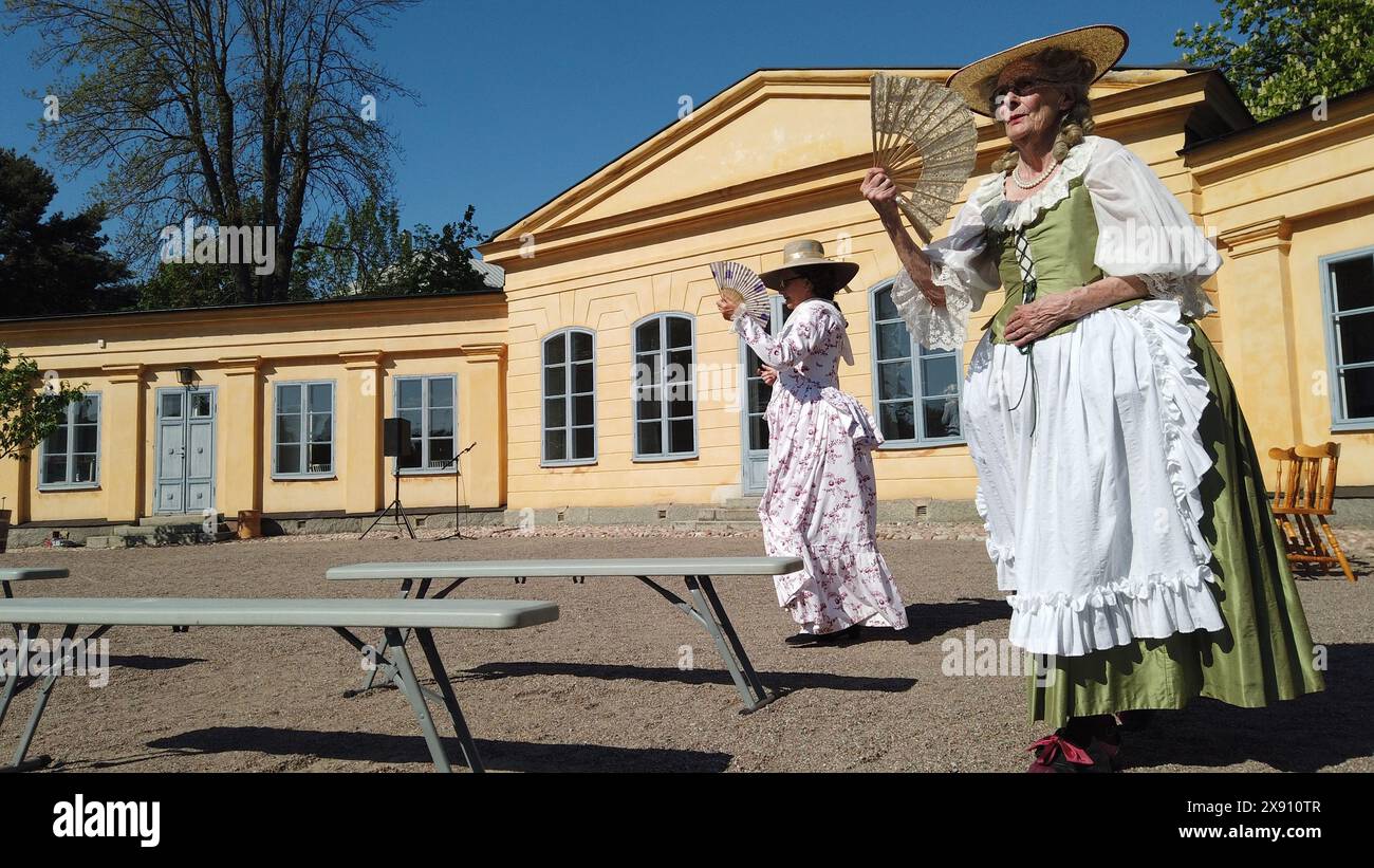 Uppsala, Schweden, 18. Mai 2024. Ein Tag auf der Linnaeus Garden Party. Design der 1700er Jahre. Lüfter. Stockfoto