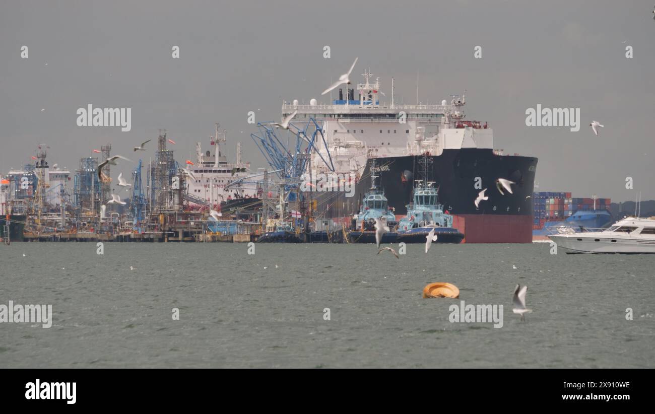 Fawley, Hampshire, Großbritannien, 24. Mai 2024. Tanker Altera Wave in der Fawley Oil Refinery, Hampshire, Großbritannien. Stockfoto