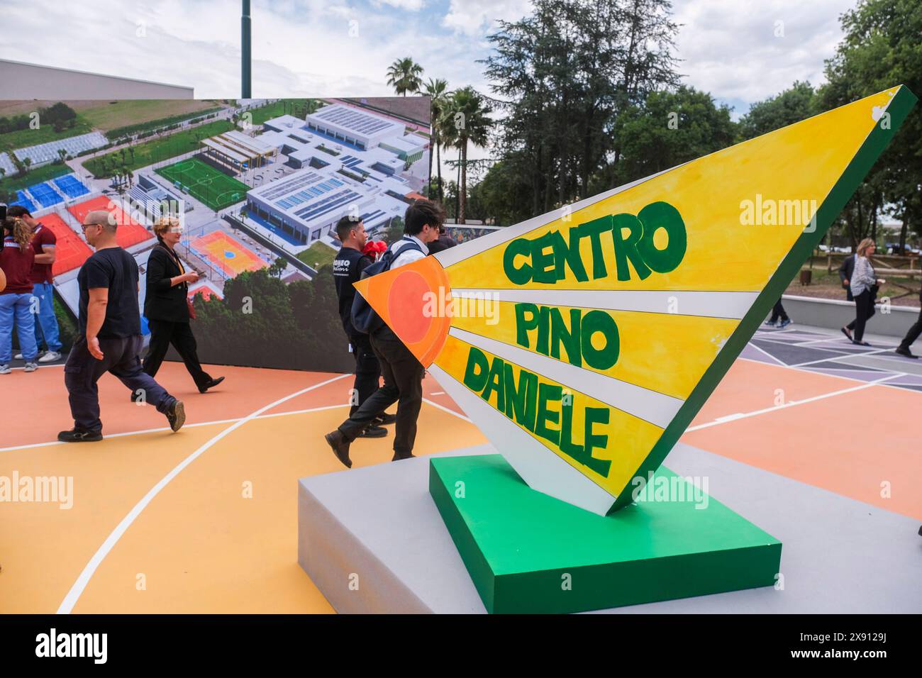 Neapel, Italien. Mai 2024. Die Eröffnung des Sportzentrums „Centro Pino Daniele“ in Caivano, 300 Meter vom Parco Verde entfernt, eröffnet der Stadt die Sportanlagen des ehemaligen Zentrums von Delphinia. Das 5 ha große Sportzentrum wird nicht nur das Schwimmbad in die Stadt zurückgeben, sondern auch über 44 Sportdisziplinen mit 20 Feldern und Spielplätzen verfügen. Der Stadtpark wird nach Rosario Livatino benannt. Quelle: Live Media Publishing Group/Alamy Live News Stockfoto