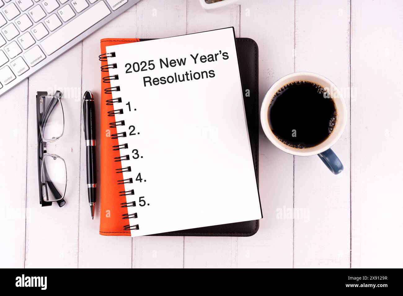 Text der Neujahrsvorsätze 2025 auf dem Notizblock Stockfoto