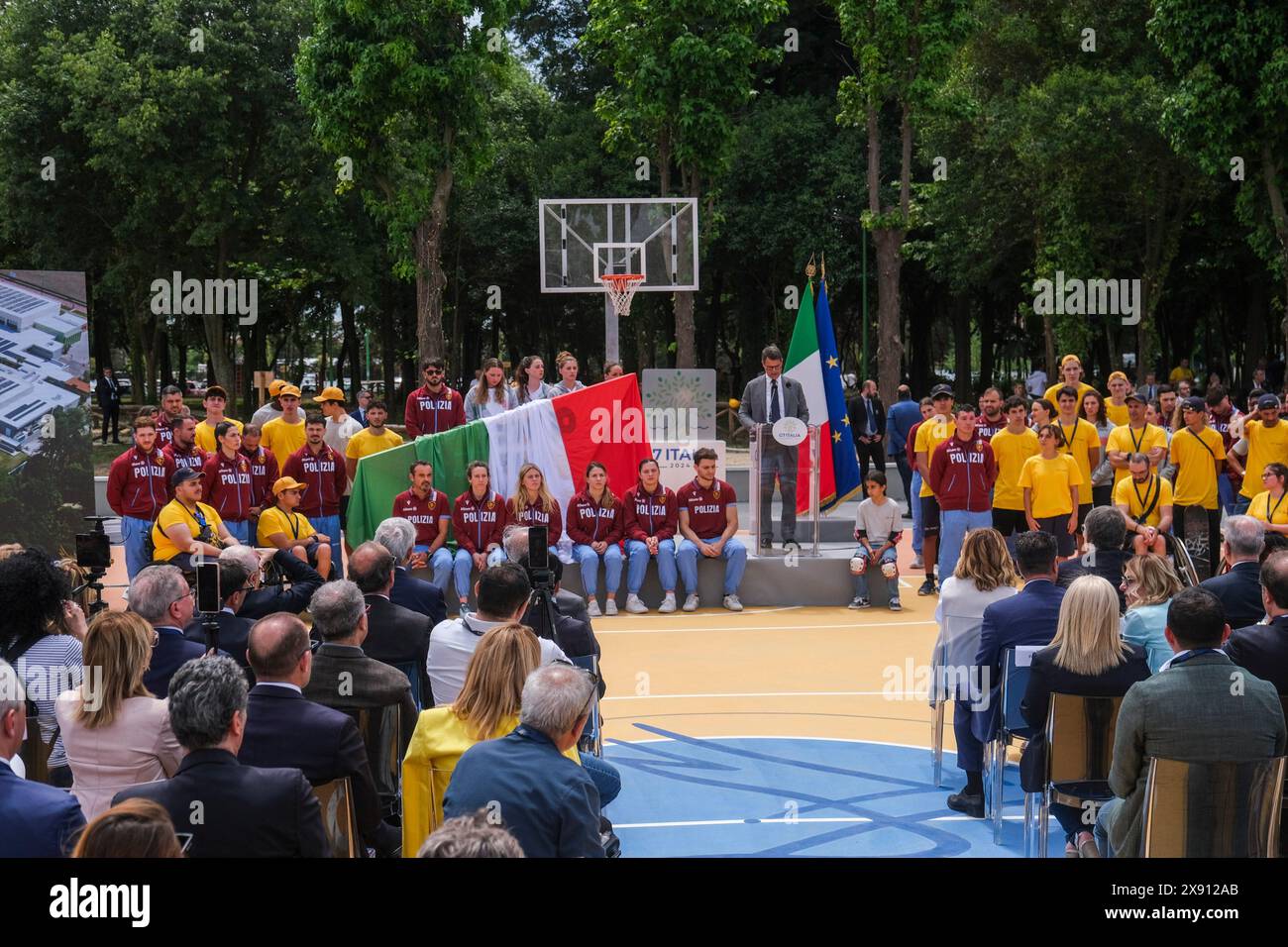 Neapel, Italien. Mai 2024. Präsident für Sport und Gesundheit Marco Mezzaroma während der Einweihung des Sportzentrums „Centro Pino Daniele“ in Caivano, 300 Meter vom Parco Verde entfernt, eröffnet der Stadt die Sportanlagen des ehemaligen Zentrums von Delphinia. Das 5 ha große Sportzentrum wird nicht nur das Schwimmbad in die Stadt zurückgeben, sondern auch über 44 Sportdisziplinen mit 20 Feldern und Spielplätzen verfügen. Quelle: Live Media Publishing Group/Alamy Live News Stockfoto