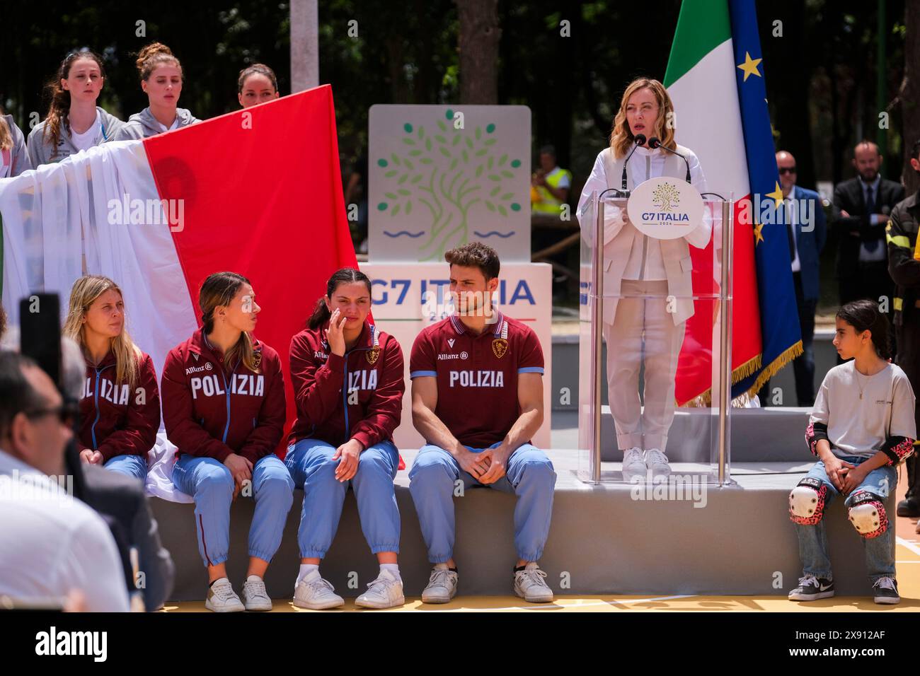 Neapel, Italien. Mai 2024. Die italienische Premierministerin Giorgia Meloni während der Einweihung des Sportzentrums „Centro Pino Daniele“ in Caivano, 300 Meter vom Parco Verde entfernt, eröffnet der Stadt die Sportanlagen des ehemaligen Zentrums von Delphinia. Das 5 ha große Sportzentrum wird nicht nur das Schwimmbad in die Stadt zurückgeben, sondern auch über 44 Sportdisziplinen mit 20 Feldern und Spielplätzen verfügen. Quelle: Live Media Publishing Group/Alamy Live News Stockfoto