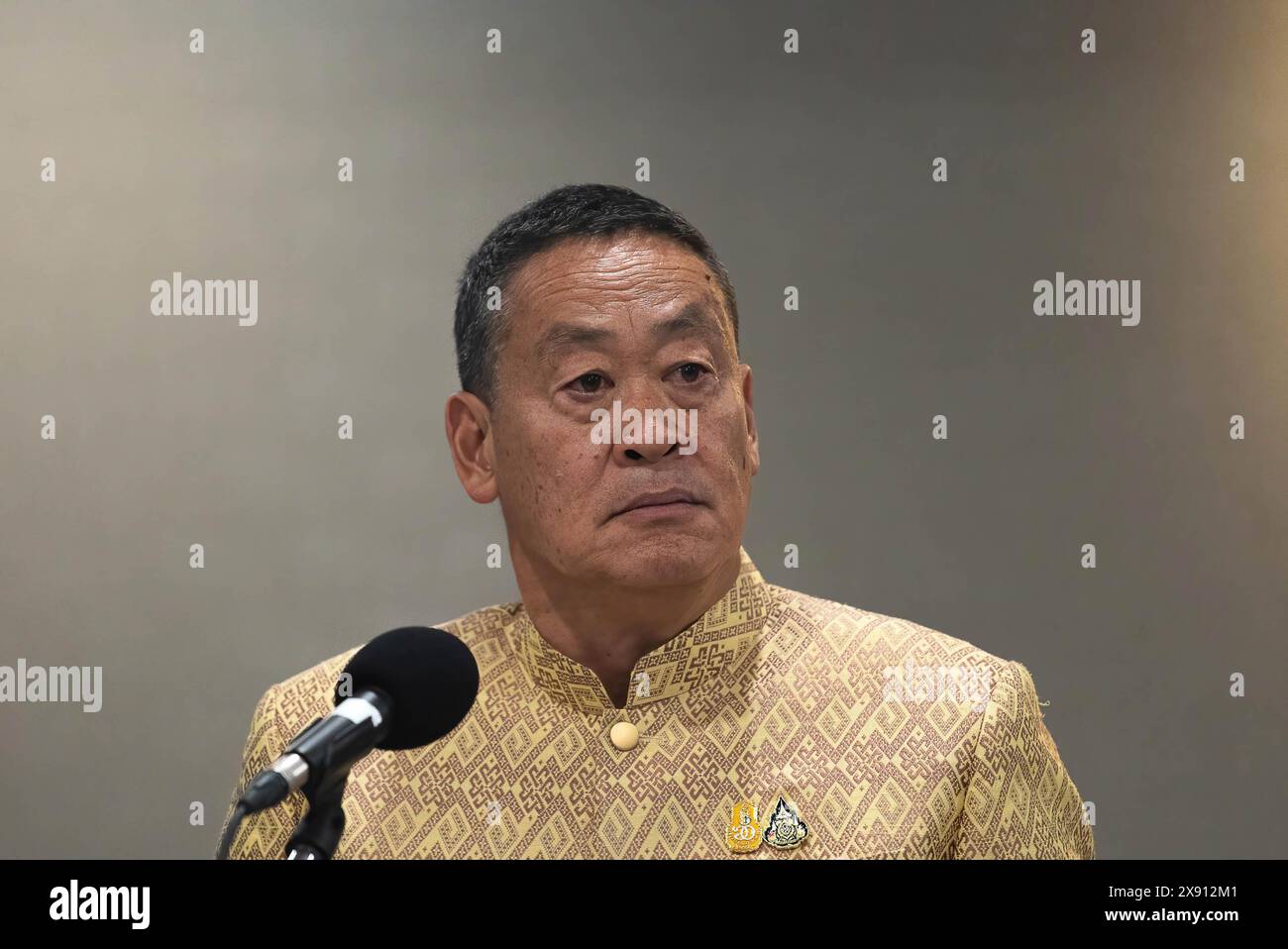 Bangkok, Thailand. Mai 2024. Thailands Premierministerin Srettha Thavisin spricht während der Pressekonferenz nach der wöchentlichen Kabinettssitzung im Regierungshaus in Bangkok mit den Medien. Thailands Premierministerin Srettha Thavisin wird vom Amt entlassen, nachdem das Verfassungsgericht eine Petition einer Senatorengruppe angenommen hat, die ihn beschuldigt, wegen seiner Entscheidung, einen Kabinettsminister zu ernennen, gegen einen ethischen Kodex verstoßen zu haben. Quelle: SOPA Images Limited/Alamy Live News Stockfoto