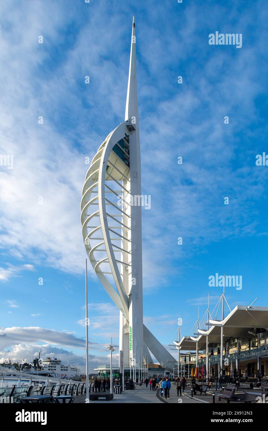 Gunwharf Quays, Portsmouth, Vereinigtes Königreich - 11. Februar 2024: Der 170 Meter hohe Spinnaker Tower, ein Aussichtsturm, erhebt sich über den Geschäften der Gunwharf Quays. Stockfoto