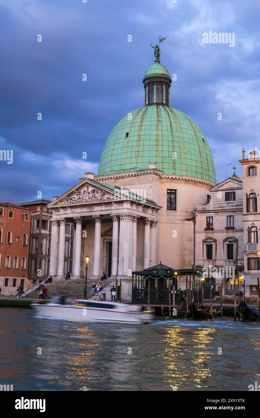 Kirche San Simeone Piccolo (Chiesa di San Simeon Piccolo) am Canal Grande in Venedig, Italien. Neoklassizistisches Wahrzeichen aus dem Jahr 1738 von Giovanni Anto Stockfoto