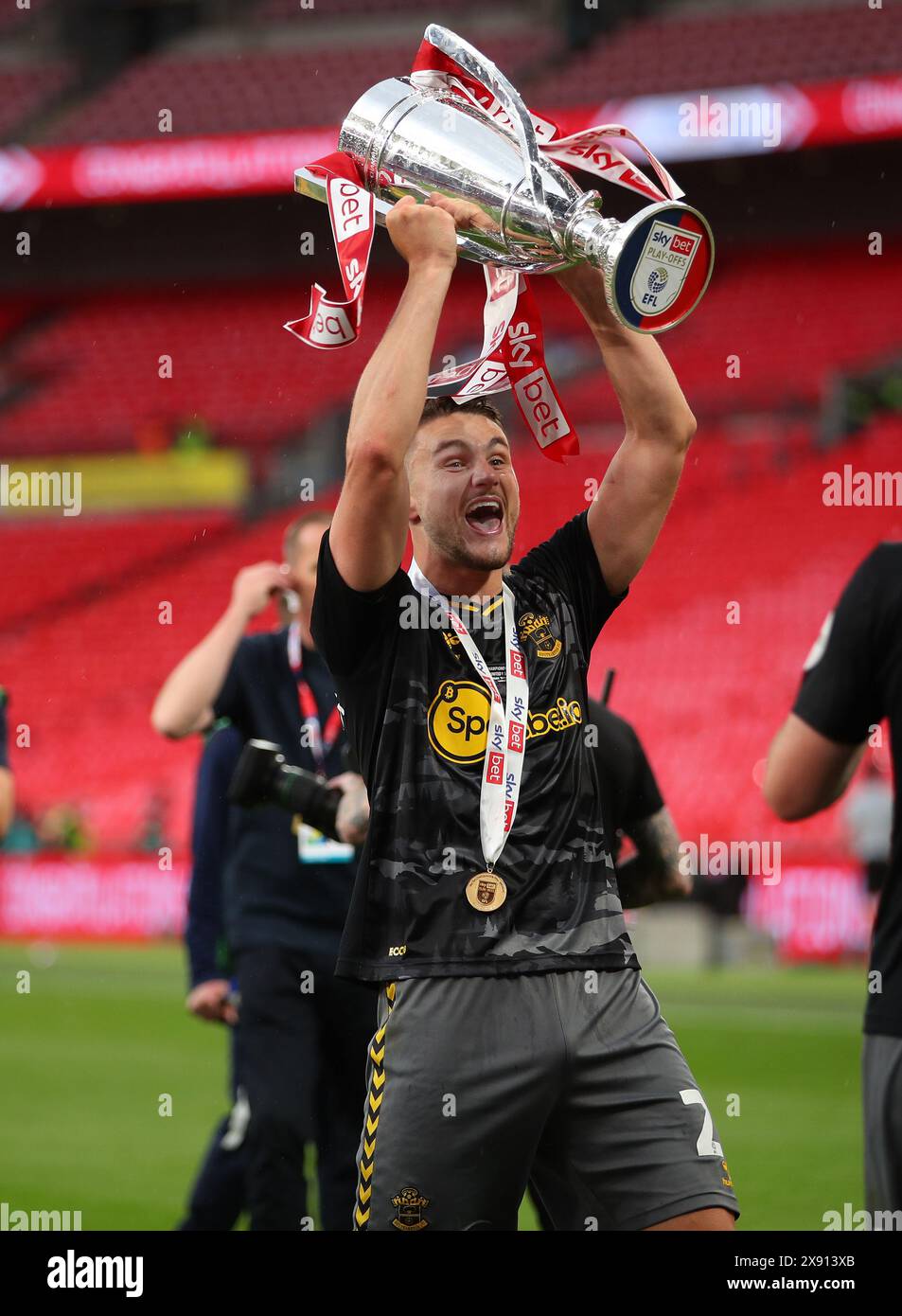 Taylor Harwood-Bellis of Southampton feiert - Leeds United gegen Southampton, Sky Bet Championship Play Off Final, Wembley Stadium, London, Großbritannien - 26. Mai 2024 nur redaktionelle Verwendung - es gelten Einschränkungen bei DataCo Stockfoto