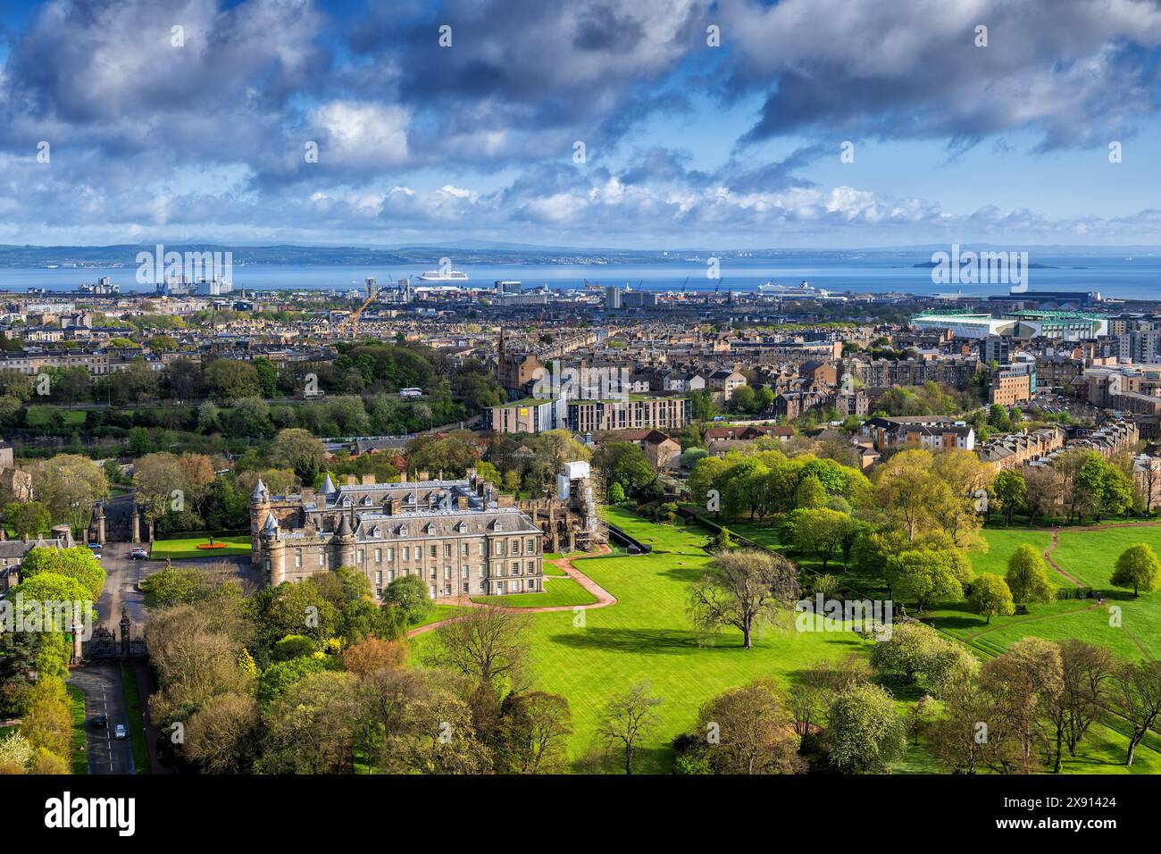 Edinburgh in Schottland, Großbritannien. Stadtbild mit Holyrood-Palast, Blick in Richtung Leith-Viertel. Stockfoto