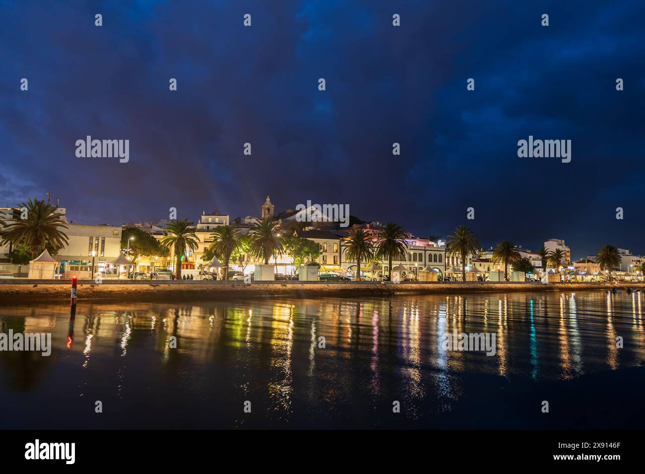 Skyline der Stadt Lagos bei Nacht am Fluss Bensafrim in der Algarve, Südportugal. Stockfoto