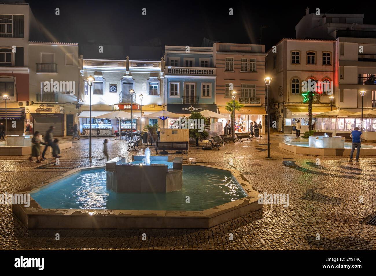 Lagos, Algarve, Portugal, Platz mit Brunnen in der Altstadt bei Nacht Stockfoto