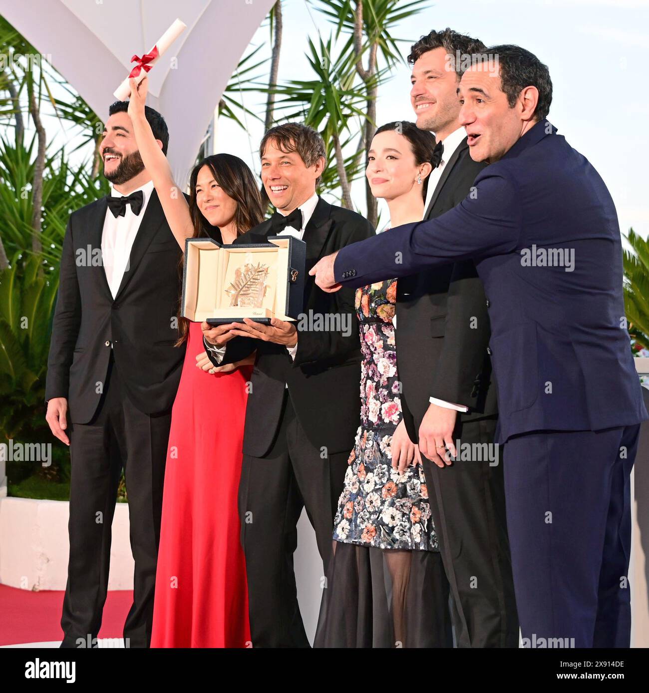 Palme d’Or wurde an die Filmcrew von Anora verliehen: Vache Tovmasyan, Samantha Quan, Sean Baker, Mikey Madison (in Chanel), Alex Coco, Karren Karagulian Photocall der 77. Filmfestspiele von Cannes 25. Mai 2024 Credit:Jacky Godard/Photo12 Stockfoto