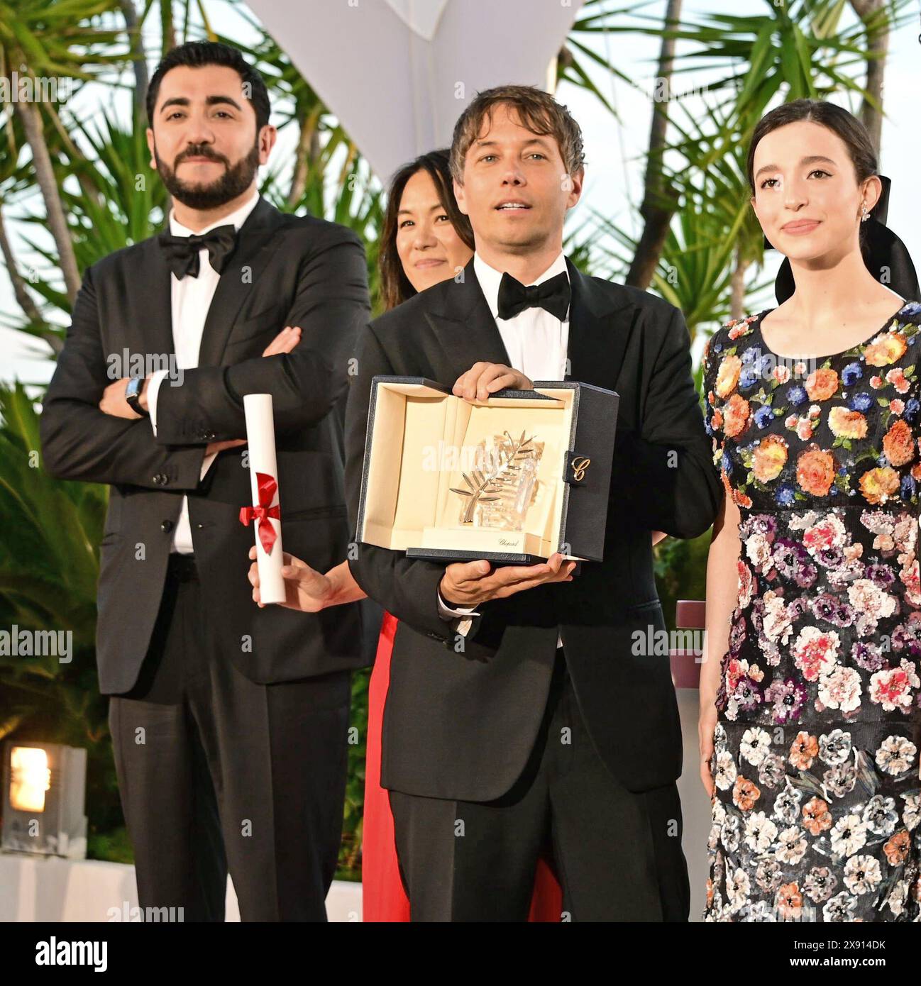 Palme d’Or wurde an die Filmcrew von Anora verliehen: Vache Tovmasyan, Samantha Quan, Sean Baker, Mikey Madison (in Chanel) Fotoruf der 77. Filmfestspielsieger von Cannes 25. Mai 2024 Credit:Jacky Godard/Photo12 Stockfoto