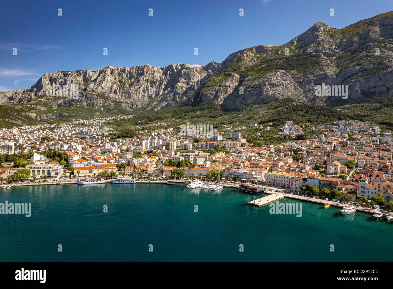 Luftbild Makarska Stadtansicht Makarska und das Biokovo Gebirge aus der Luft gesehen, Kroatien, Europa Makarska Cityscape und die Biokovo Berge se Stockfoto