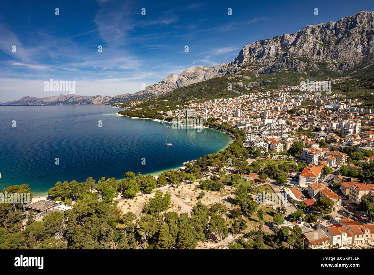 Luftbild Makarska Makarska und das Biokovo Gebirge aus der Luft gesehen, Kroatien, Europa Makarska und die Biokovo Berge von oben gesehen, Kroatien, Stockfoto