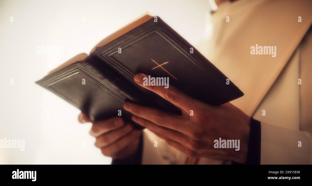 In der christlichen Kirche: Nahaufnahme der Bibel, Evangelium Jesu. Der Minister leitet die Kongregation im Gebet und liest aus dem Heiligen Buch, Priester gibt Führung, Glauben, Hoffnung an die Menschen. Stockfoto