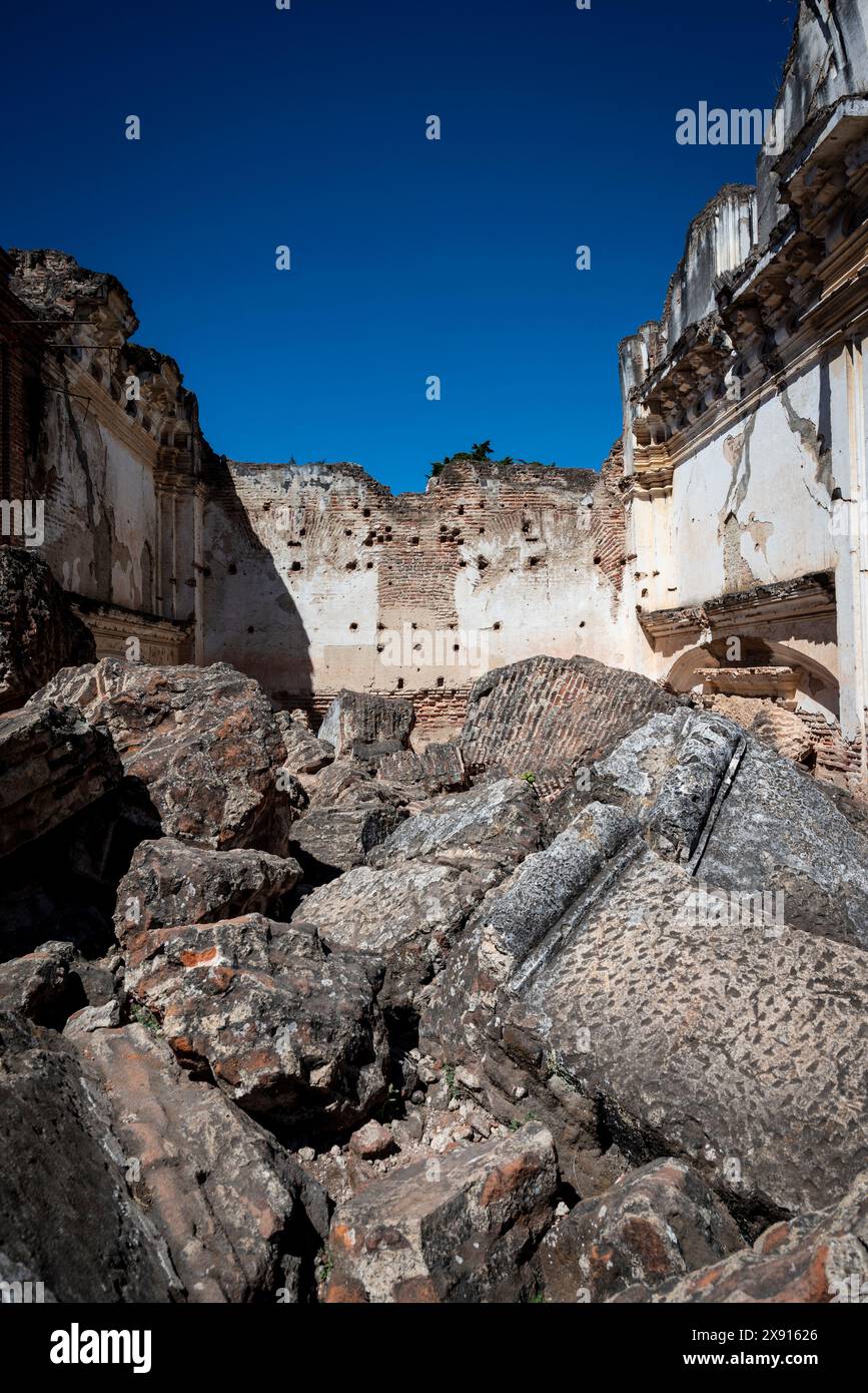 Convent la Recoleccion, katholische Kirche aus dem 17. Jahrhundert und Kloster in einer Stadtumgebung, mit offenen Kreuzgängen und vielen Ruinen von Mauern, Antigua, Guatemala Stockfoto