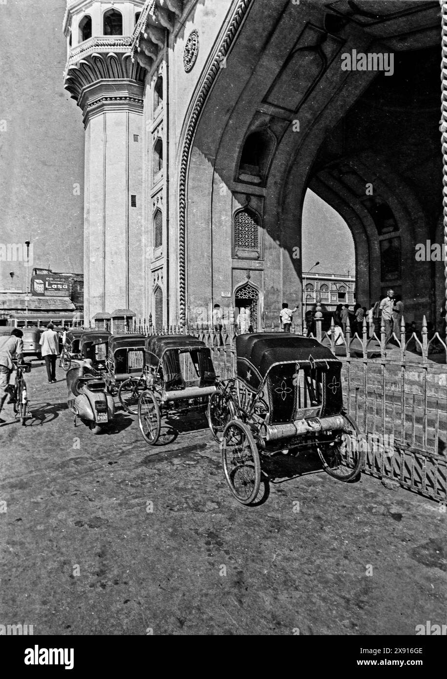 1979 Foto von Hyderabads Fahrradrikschas, die bei Char Minar Hydrabad Telangana in Indien geparkt sind Stockfoto