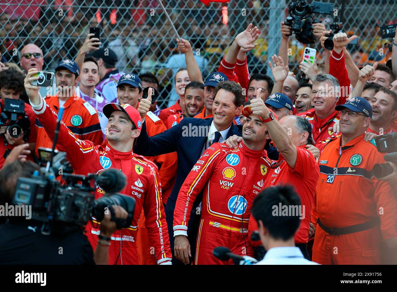 28. Mai 2024, Circuit de Monaco, Monte Carlo, Formel 1 Grand Prix Monaco 2024, im Bild Sieger Charles Leclerc (MCO), Scuderia Ferrari HP macht ein Selfie mit allen Ferrari-Teammitgliedern. Stockfoto