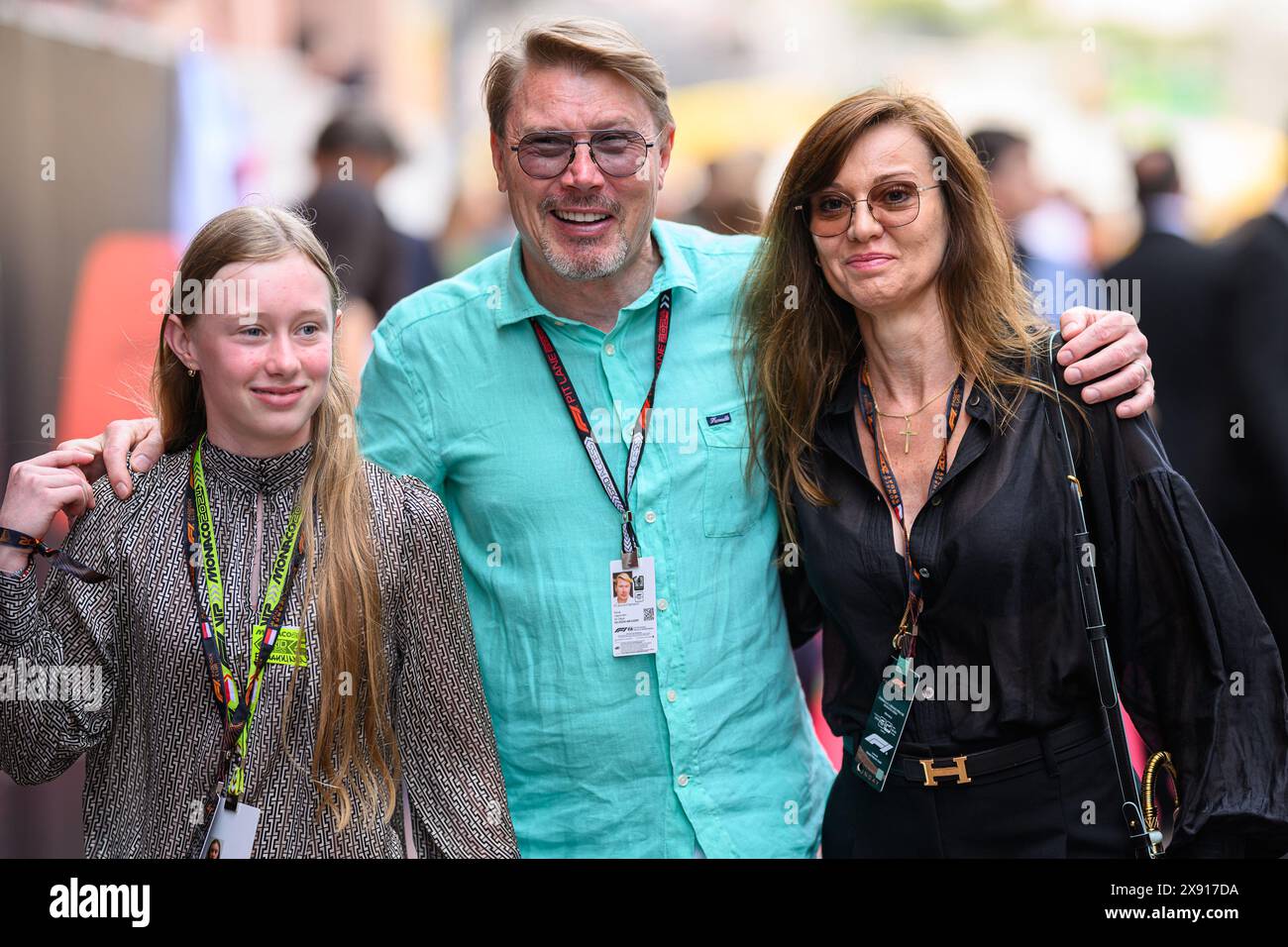 Der zweimalige F1-Weltmeister Mika Hakkinen (C) wird vor dem Start des Formel-1-Grand-Prix-Rennens am 26. Mai 2024 mit seiner Tochter Ella Hakkinen (L) und seiner Frau Marketa Remesova im Fahrerlager gesehen. Stockfoto