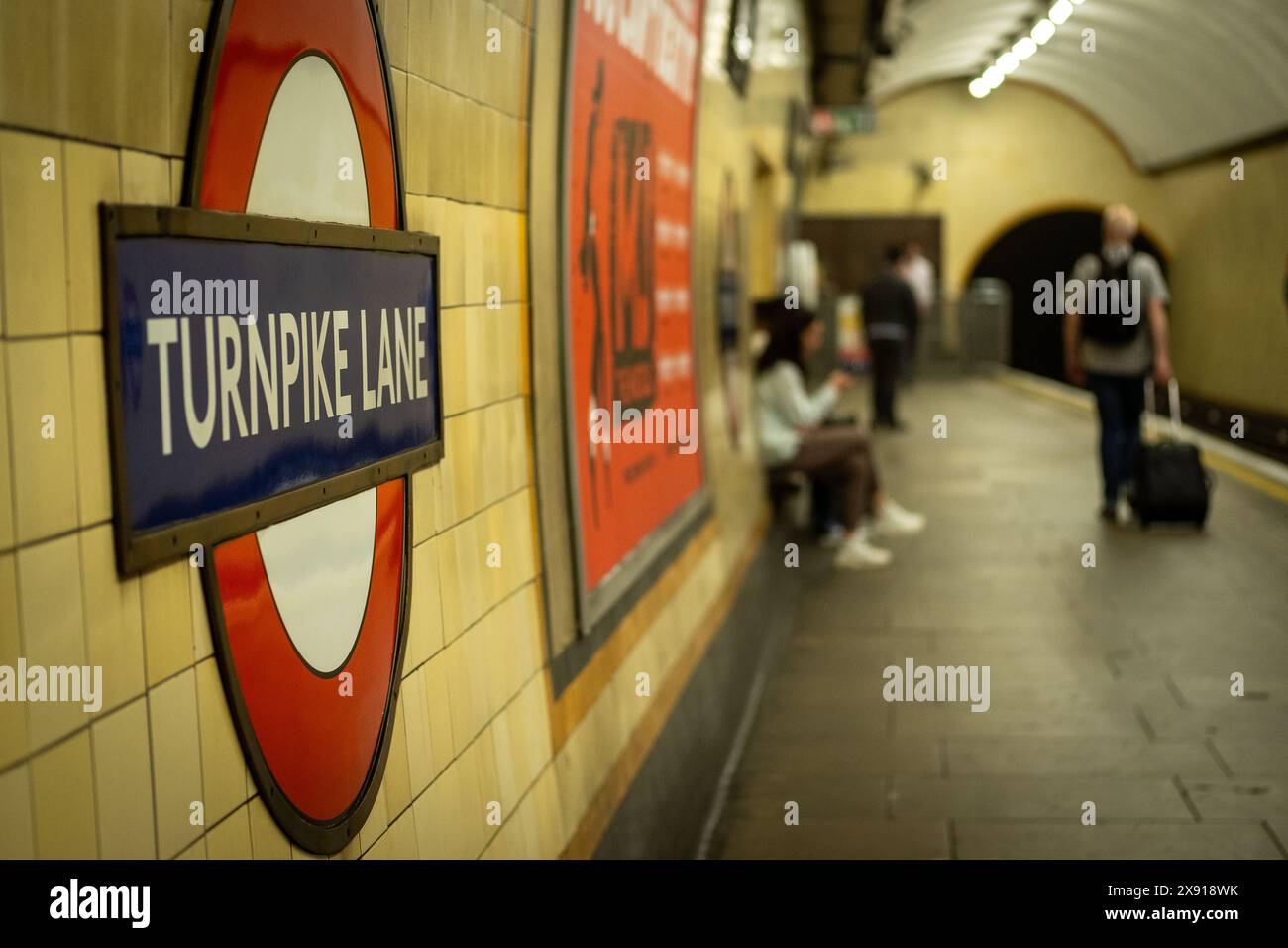 LONDON, 6. MAI 2024: U-Bahn-Station Turnpike Lane. Piccadilly Line Station in der Nähe von Wood Green in Haringey N15, North London Stockfoto