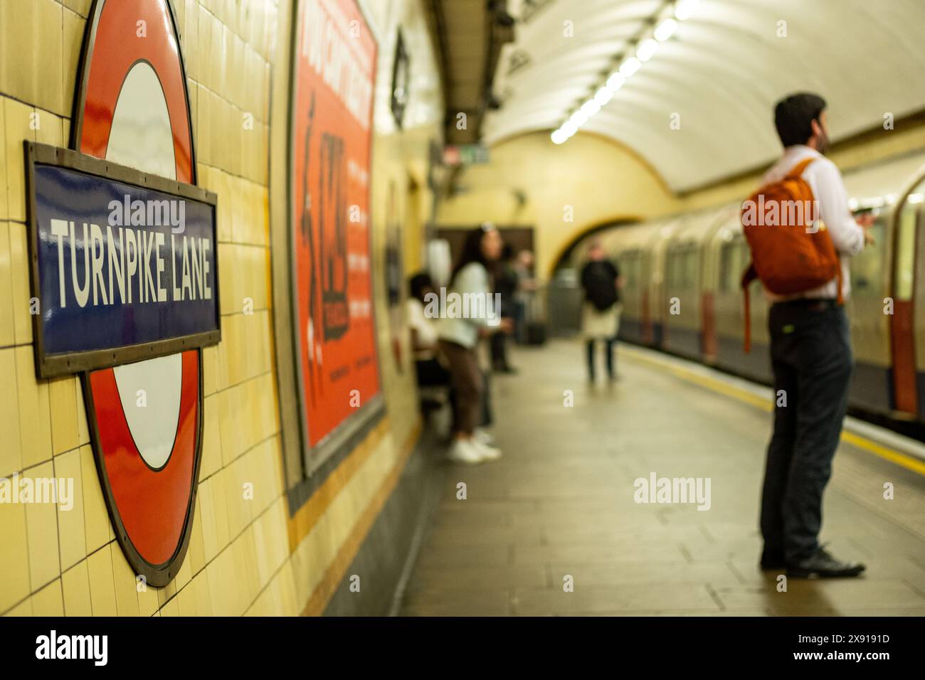 LONDON, 6. MAI 2024: U-Bahn-Station Turnpike Lane. Piccadilly Line Station in der Nähe von Wood Green in Haringey N15, North London Stockfoto