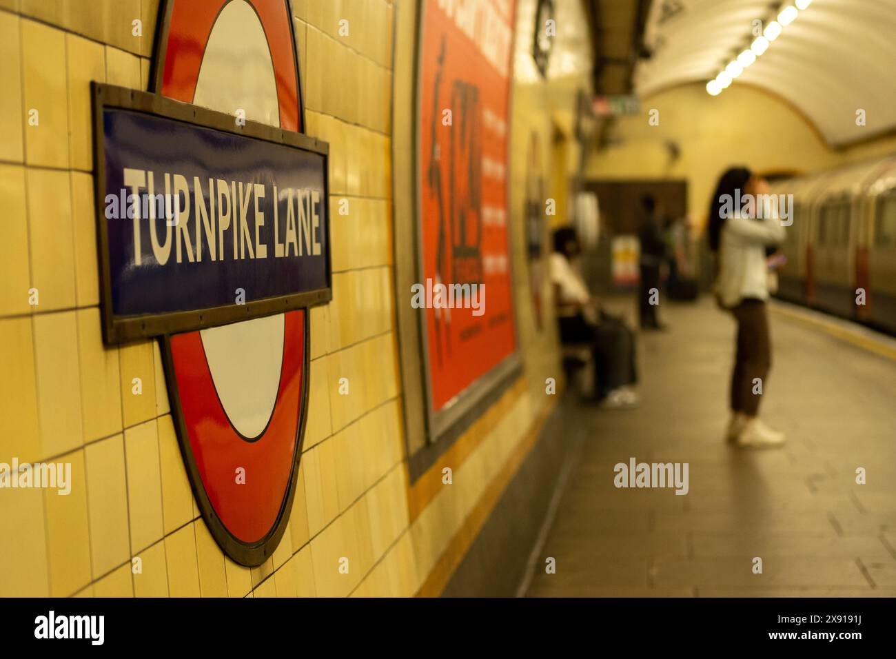 LONDON, 6. MAI 2024: U-Bahn-Station Turnpike Lane. Piccadilly Line Station in der Nähe von Wood Green in Haringey N15, North London Stockfoto