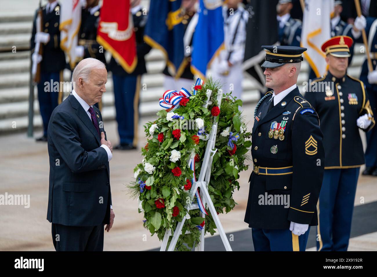 Arlington, Vereinigte Staaten Von Amerika. Mai 2024. Arlington, Vereinigte Staaten von Amerika. Mai 2024. U. US-Präsident Joe Biden grüßt, nachdem er einen Kranz am Grab des unbekannten Soldaten während des National Memorial Day am 27. Mai 2024 auf dem Arlington National Cemetery in Arlington, Virginia, USA, platziert hat. Kredit: TSgt. Jack Sanders/DOD Photo/Alamy Live News Stockfoto