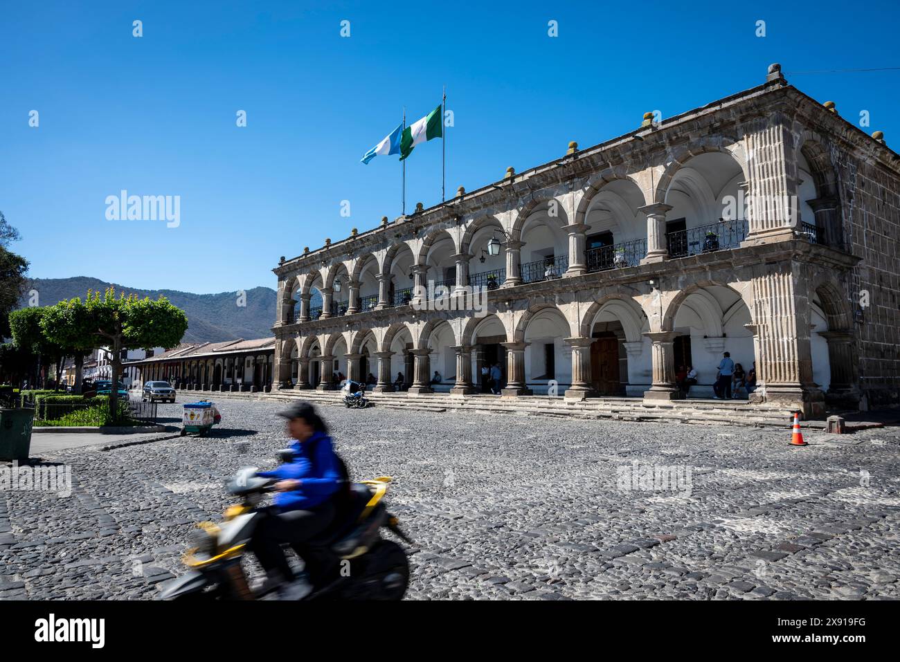 Palacio Del Ayuntamiento oder Rathaus auf der Nordseite des Central Parks, Antigua, Guatemala Stockfoto