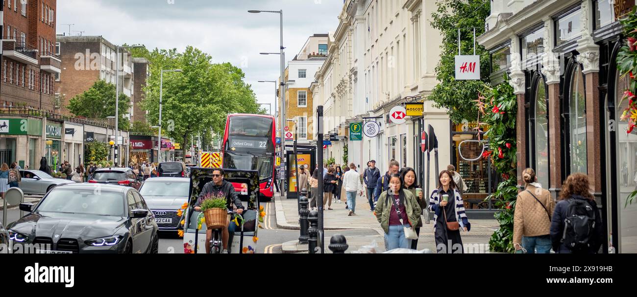 LONDON, 23. MAI 2024: Kings Road Chelsea Shoppingszene. Wahrzeichen Straße mit gehobenen Geschäften und Restaurants Stockfoto