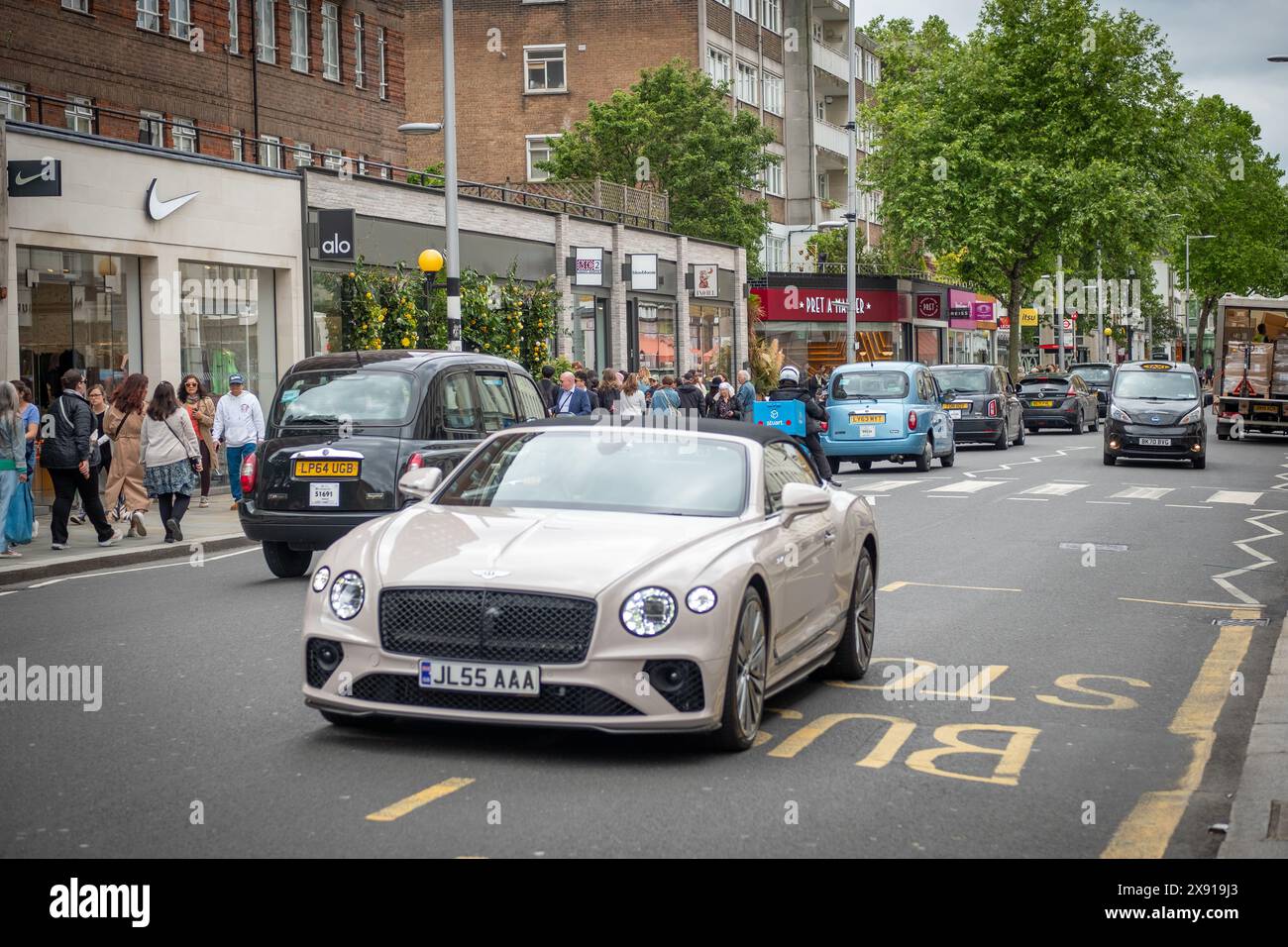 LONDON, 23. MAI 2024: Kings Road Chelsea Shoppingszene. Wahrzeichen Straße mit gehobenen Geschäften und Restaurants Stockfoto