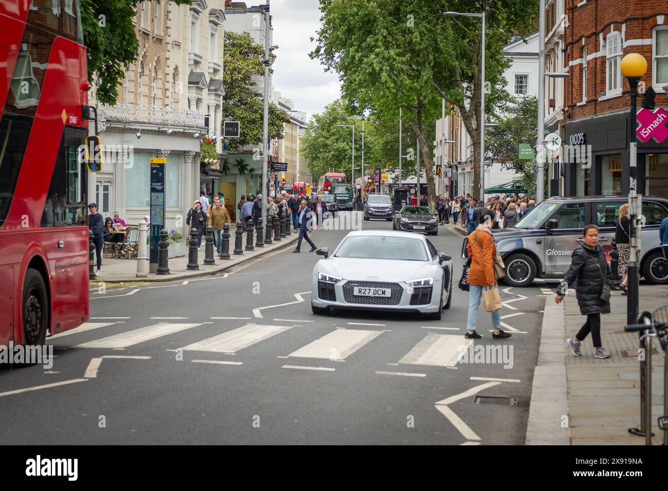 LONDON, 23. MAI 2024: Kings Road Chelsea Shoppingszene. Wahrzeichen Straße mit gehobenen Geschäften und Restaurants Stockfoto